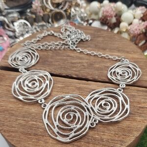 Elegant Silver tone Rose Necklace 20 Inch N3916